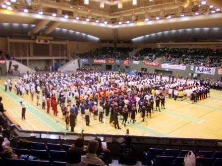 体育館の中に200名ほどの綱引き大会参加者がぎっしりと並んでいる写真